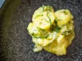 Cremiger Kartoffelsalat mit Mayonnaise, garniert mit frischen Kräutern. Ein klassisches Kartoffelsalat Rezept, das immer schmeckt.