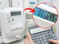 Cyfrowy licznik energii elektrycznej pokazuje 2005.649 kW. Kalkulator obok ułatwia odczytanie danych.