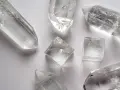 Cristales de cuarzo blanco, algunos en forma de punta y otros cúbicos, listos para aprender como cargar el cuarzo blanco.
