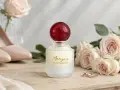 Eleganckie perfumy na ślub, obok róż i obrączek. Idealny zapach na ten wyjątkowy dzień.