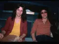 Alex Van Halen i jego brat Eddie Van Halen siedzą w samochodzie, obaj w stylowych ubraniach z lat 80.