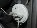 Componente di una stufa pellet King, forse la causa di problemi. Si vede un pressostato con cavi collegati.
