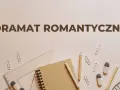 Dramat romantyczny to gatunek literacki, który bada głębokie emocje i konflikty. Na zdjęciu przybory szkolne, jakby ktoś przygotowywał się do lekcji o tym gatunku.