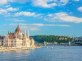 Budynek Parlamentu w Budapeszcie nad Dunajem, jeden z najpiękniejszych widoków Węgier.