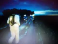 Grupa biegaczy w nocnym biegu, każdy z czołówką. Czy to przygotowania do ćwierćmaratonu, ile km jeszcze przed nimi?