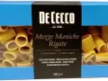 Pudełko makaronu De Cecco Meze Maniche Rigate, z widocznym przez okienko makaronem. Wybór między Makaron Barilla czy De Cecco?