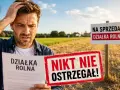 Zdezorientowany mężczyzna trzyma dokument "Działka rolna" na tle pola. Obok znak "Na sprzedaż działka rolna" i czerwony napis "Nikt nie ostrzegał!". Teren zabudowany.