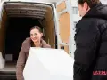 Jak przewieźć lodówkę: pionowo czy na leżąco? Ekspert radzi