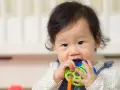 Kiedy wychodzą zęby 5? Sprawdź, co musisz wiedzieć o teethingu