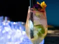 Orzeźwiający drink Hugo, z limonką, lodem i kwiatową dekoracją. Idealny przepis na lato.