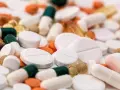 Mnóstwo tabletek i kapsułek, w tym białe, pomarańczowe i zielono-białe. Szukasz odpowiedzi na pytanie: jakie leki na uspokojenie?