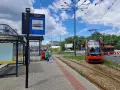 Przystanek Dęblińska w Sosnowcu. Tramwaj czeka na pasażerów, a rozkład jazdy MZK jest widoczny na słupie.