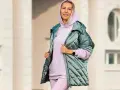 Kobieta w pastelowej bluzie i pikowanej kurtce, idealna na wiosnę. Stylowa i wygodna, taka kurtka na wiosnę to strzał w dziesiątkę!