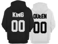 Czarna bluza z napisem KING i biała bluza z napisem QUEEN, obie z numerem 00. Idealne bluzy king queen dla pary.