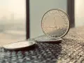 Monety z Zjednoczonych Emiratów Arabskich. Jedna z nich, z napisem "United Arab Emirates", stoi pionowo. To właśnie te monety symbolizują walutę AED, co to jest?