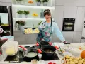 Cristina Catese przygotowuje pączki. Na blacie widać składniki i gotowe ciasto.
