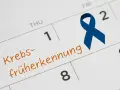 Kalenderblatt mit "Krebsfrüherkennung" und einer blauen Schleife. Wichtig für die Krebsvorsorge Mann.