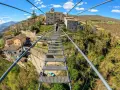 Ponte tibetano sellano, una passerella sospesa che collega borghi antichi, offre una vista mozzafiato sulla valle. La sua lunghezza è un'avventura.