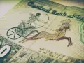 Fragment banknotu z wizerunkiem rydwanu i łucznika. Widoczna cyfra 20 i napis "Twenty Pounds". To jest funt egipski.