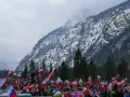 Tłum kibiców z flagami w słoweńskiej Planicy, gdzie znajduje się słynna skocznia narciarska.
