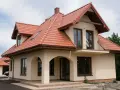 Jaką elewację wybrać do czerwonego dachu, by uniknąć błędów?