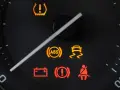Warnleuchten im Auto: Reifendruck, ABS, ESP, Batterie, Bremsen, Gurt. Das motorsteuerung symbol ist nicht sichtbar.