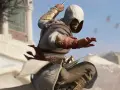 Basim, listo para la acción, con su hoja oculta lista. Los trofeos de Assassin's Creed Mirage esperan a los jugadores.