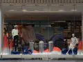 Escaparate con maniquíes y calzado, un ejemplo de visual merchandising creativo.