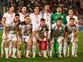 Piłkarze reprezentacji Polski w białych strojach, gotowi do gry. To wszystko o kibicach, którzy ich wspierają!