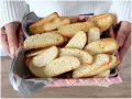 Cesto pieno di biscotti veneziani dorati, perfetti per inzuppare.