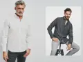 Dwóch mężczyzn w koszulach. Starszy pan w białej, młodszy w szarej. Obaj w spodniach, prezentują styl regular fit.