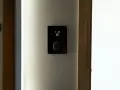 Nowoczesny panel sterowania ogrzewaniem domu pokazuje 27 stopni.