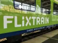 Zielona lokomotywa FlixTrain Polska na torach, gotowa do podróży.