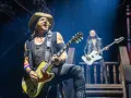 Ein Gitarrist mit Hut spielt auf der Bühne, im Hintergrund ein weiterer Musiker. Ein Konzert von Alice Cooper.