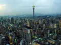 Widok na nocne miasto, największe miasto w RPA, z wieżą Hillbrow Tower w tle.