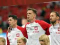 Piłkarze reprezentacji Polski, w tym Lewandowski, w biało-czerwonych strojach. Ich pozycja w rankingach jest ważna dla kibiców.