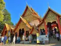 Złote zdobienia świątyni Wat Phra That Doi Suthep, jeden z głównych punktów, które warto zobaczyć w Chiang Mai.