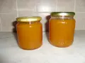 Due barattoli di marmellata di pesche fatti in casa, pronti per essere gustati.
