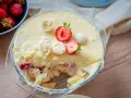 Cremiger Erdbeer-Dessert-Auflauf mit Biskuit und Kokosflocken. Tolle nachtisch ideen für den Sommer!