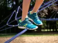 Scarpe sportive blu e verdi con lacci, perfette per l'avventura. Il numero scarpe USA è difficile da determinare senza un riferimento.