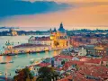 Vista mozzafiato di Venezia al tramonto, con la Basilica di Santa Maria della Salute e i canali. Uno dei migliori scorci di Venezia.