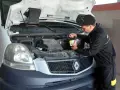 Mechanik uzupełnia olej w Iveco Daily 3.0. Sprawdza, ile oleju potrzeba do silnika.