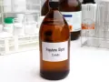 Botella de propilenglicol en laboratorio. Este compuesto, que es el propilenglicol, se usa en diversas aplicaciones.