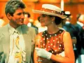 Julia Roberts w kapeluszu i sukience w grochy, obok Richarda Gere'a. Scena z jednego z jej kultowych filmów.