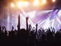 Tłum na koncercie, ręce w górze, światła sceny. Niezapomniany wieczór na czochraj bobra fest!