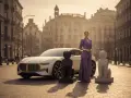 Mujer elegante junto a un carro moderno, flanqueada por estatuas de perros y una torre al fondo. Un guiño al tarot y al futuro.