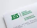 Koperta ZUS z adresem. Informacje o zasiłku pielęgnacyjnym a świadczeniu pielęgnacyjnym mogą być zawarte w korespondencji.