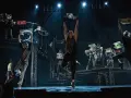 Na scenie "Metro Janusza Józefowicza" tancerze wznoszą gazety, tworząc dynamiczną choreografię.