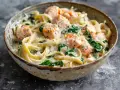 Krämig laxpasta med spenat och parmesan. Ett utsökt laxpasta recept som passar perfekt för en middag.
