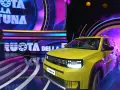 Żółty Fiat Panda wjeżdża na scenę programu "La Ruota Della Fortuna".